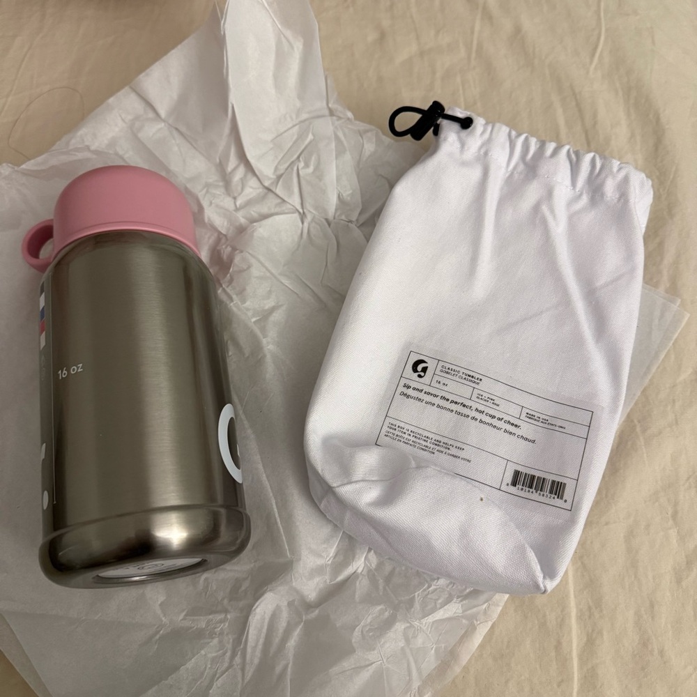 Limited edition sold out glossier holiday tumbler 2025 version - Picture 4 of 5